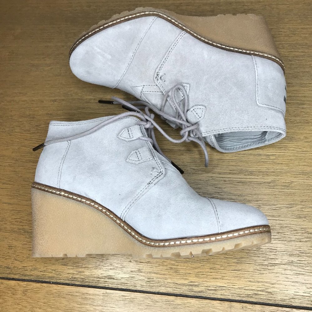 NEW TOMS Womens Suede Lace Up Wedge Ankle Booties 300716 ~ Size 7 - Picture 1 of 9